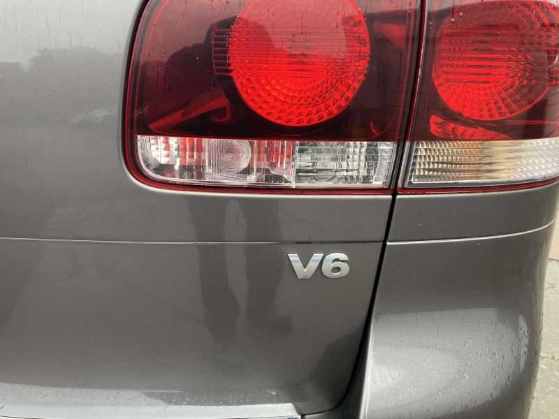 Volkswagen Touareg 2 Image 12