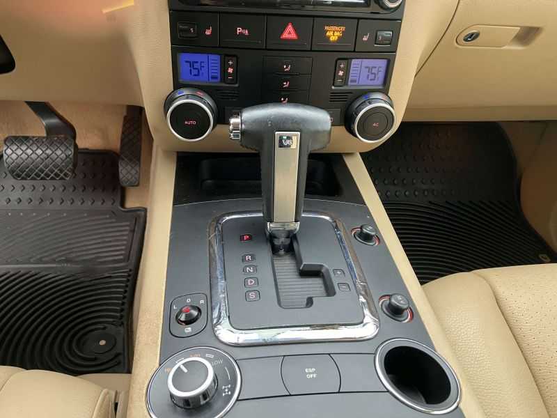 Volkswagen Touareg 2 Image 16