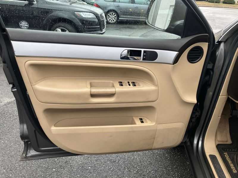 Volkswagen Touareg 2 Image 19