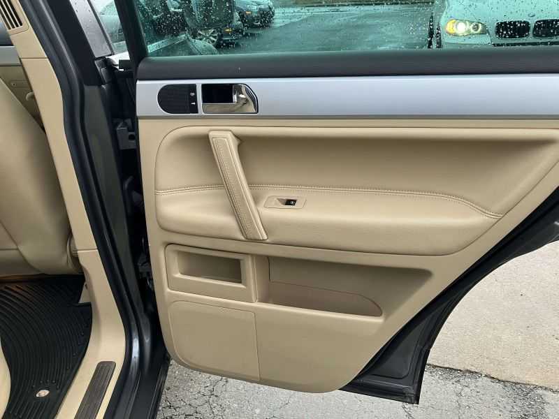 Volkswagen Touareg 2 Image 24